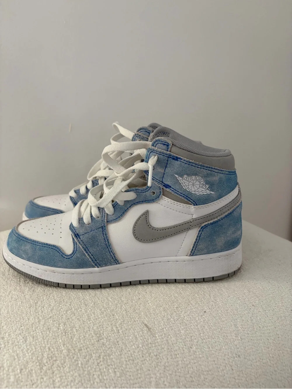 Nike Air Jordan 1 High in Blue, White, Gray